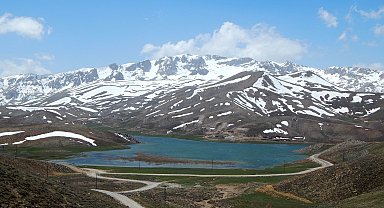 Mangalcının çöpü, driftçinin lastik izinin harap ettiği yayla, bu bahar çiçeksiz kaldı