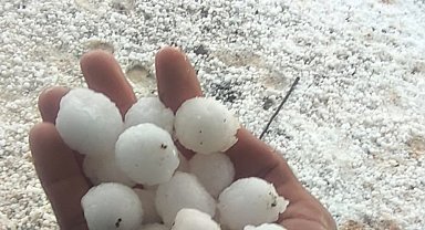 Mardin'de dolu tarım arazilerine zarar verdi; oluşan hortum kamerada