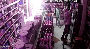 Market sahibini oyalayıp, içki çaldılar