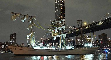 Meksika donanma gemisi Brooklyn Köprüsü'ne çarptı: 2 ölü, 19 yaralı