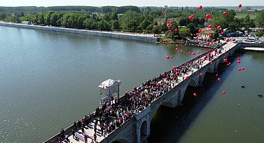 Meriç'te buluşan engelliler ve aileleri, farkındalık için gökyüzüne balon bıraktı