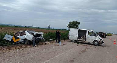 Minibüs, park halindeki otomobile çarptı: 8 yaralı