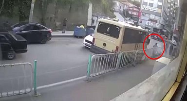 Minibüsün yayaya çarptığı kaza kamerada