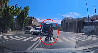 Minibüsüyle kırmızı ışıkta duran araçları geçip, yayalara rağmen yoluna devam etti