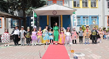 Minikler atıklardan kıyafet hazırlayıp, defile yaptı