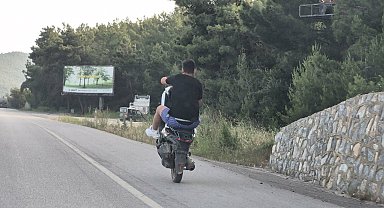 Motosiklet sürücüsünün tehlikeli yolculuğu kamerada