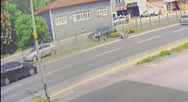 Motosiklet tellere çarpıp takla attı; kaza anı kamerada