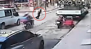 Motosikletin çarptığı yaya dengesini kaybedip yola düşmüş