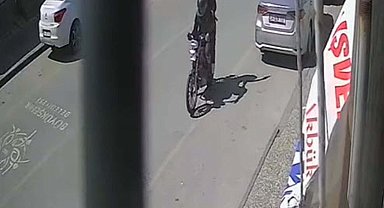 Motosikletli saldırganların iş yerini kurşunladıkları anlar kamerada