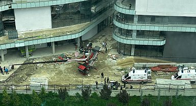 Mühürlü inşaatta vinç devrildi; 3 yaralı