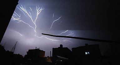 Nusaybin'de şimşekler geceyi aydınlattı