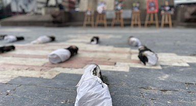 Öğretim görevlisinden Gazze için kefenli protesto