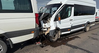 Öğretmenleri taşıyan 2 minibüs çarpıştı; 28 yaralı