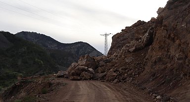 Oltu'da heyelan; dağdan kopan kaya parçaları mahallenin yolunu kapattı