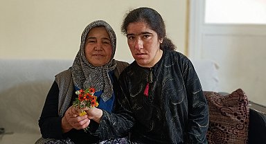 Ömrünü zihinsel engelli kızına adadı