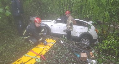 Ormana uçan cipin sürücüsü öldü, 2'si çocuk 3 kişi yaralandı