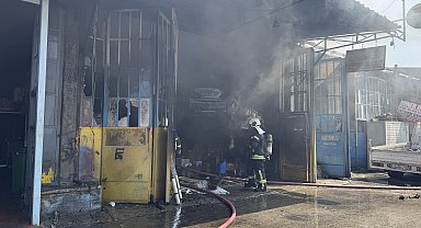 Oto kilit tamirci dükkanı ile içerisindeki otomobil yandı