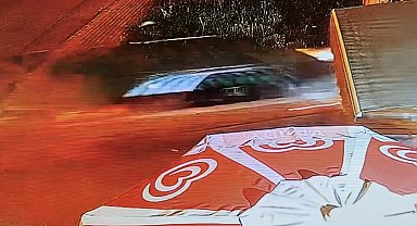 Otomobil caminin duvarını yıkıp içeri girdi; kaza kamerada