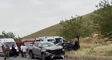 Otomobil ile kamyonetin çarpıştığı kazada ölü sayısı 2'ye çıktı