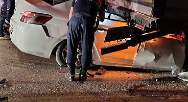 Otomobil, park halindeki TIR'a çarptı: 2 ölü