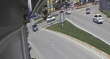 Otomobilin çarptığı yaya yaralandı; kaza kamerada
