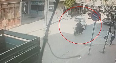 Otomobille çarpışan motosiklet sürücüsünün yaralandığı kaza, kamerada