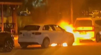 Park halindeki otomobil alev alev yandı