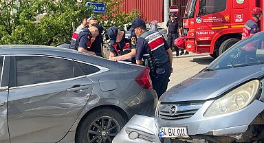 Sakarya'da iki otomobil çarpıştı: 4 yaralı