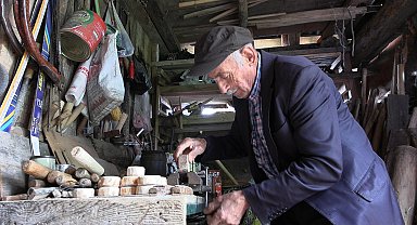 Samanlıkta tarım aletlerinin minyatürünü yapıyor
