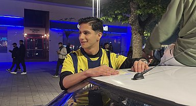 Şampiyonluk kutlamalarına katılan Fenerbahçe taraftarını, sarılarak teselli etti