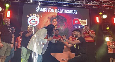 Şampiyonluk kutlamasında sürpriz evlilik teklifi