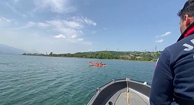 Sapanca Gölü'nde pedallı kanoyla alabora olan 3 kişiyi jandarma kurtardı