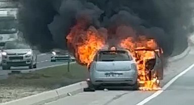 Seyir halindeki otomobil alev alev yandı