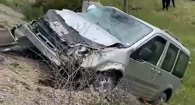 Sivas'ta şarampole devrilen hafif ticari aracın sürücüsü öldü