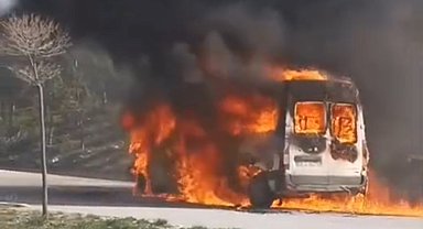 Sivas'ta servis minibüsü alev aldı