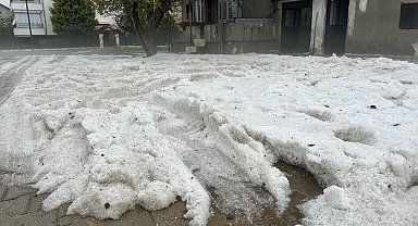 Sivaslı'da sağanak ve dolu etkili oldu