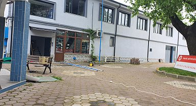 Tabela takarken merdivenden düşüp yaralandı