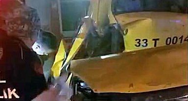 Taksi, ağaçlara ve elektrik direğine çarptı: 2 ölü