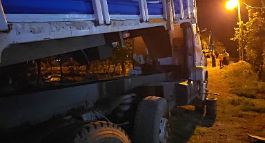 Tamir etmek istediği kamyonunun kupasında sıkışarak yaralandı