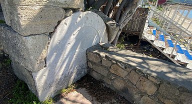 Tarihi çeşme taşı, duvarın içinde kalmış