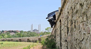 Tarihi köprünün bariyerine çarpan otomobil asılı kaldı