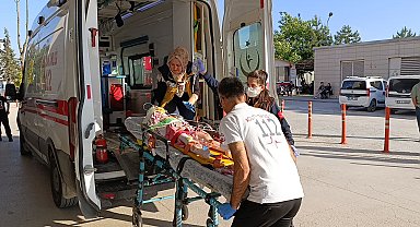 Tarla süren babasının kullandığı traktörün altında kalan Nur ağır yaralandı