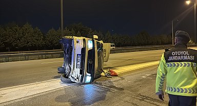 TEM Otoyolu İzmit geçişinde bariyere çarpan minibüs devrildi; 1 yaralı