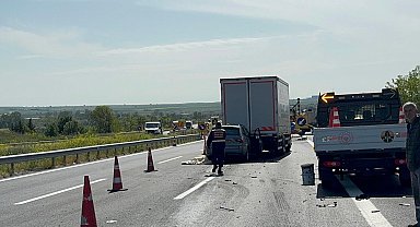 TEM'de cip, kamyona çarptı; 3 yaralı