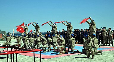 Temsili askerlik töreninde komandoların gösterisi ilgiyle izlendi