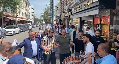 Terör örgütü PKK'nın fesih kararı sonrası Diyarbakır'da vatandaşlar halay çekti