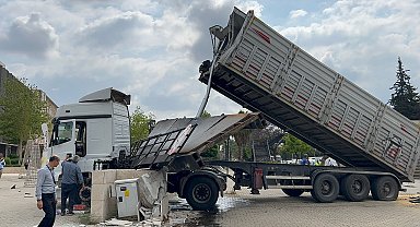 TIR'ın açılan dorsesi üst geçidi parçaladı