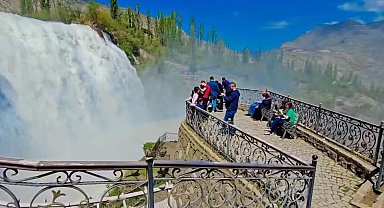 Tortum Şelalesi, baharda coştu
