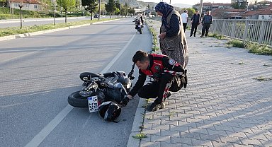 Trafik levhasına çarpan motosikletteki üniversite öğrencisinin bacağı koptu