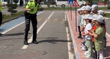 Trafik polisinden çocuklara: Biz sizi korumak için ayıyı bile döveriz